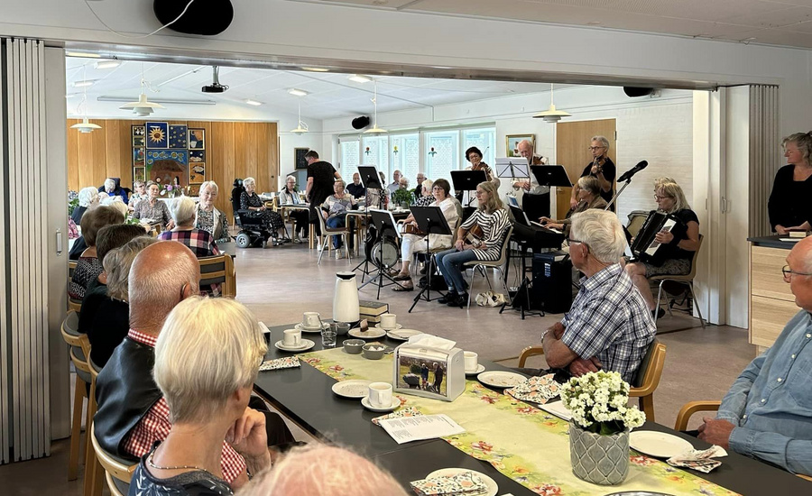 Kleine Band spielt für Senioren in einem Gemeindezentrum.